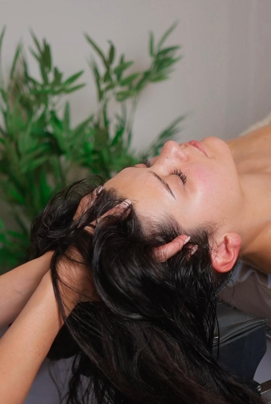 Massage cuir chevelu shiatsu offert chez Kiara Hair Spa