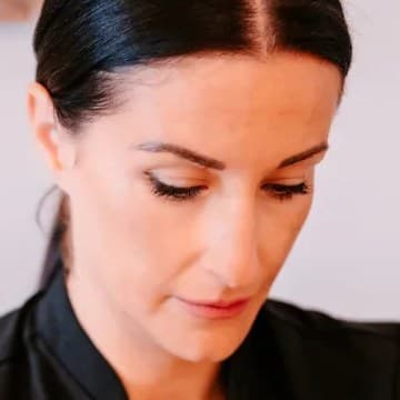 Julie, praticienne certifiée en tricopigmentation