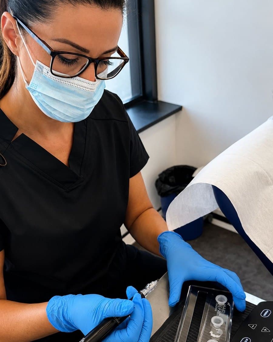 Julie prépare le dermographe dans le strict respect du protocole d'hygiène