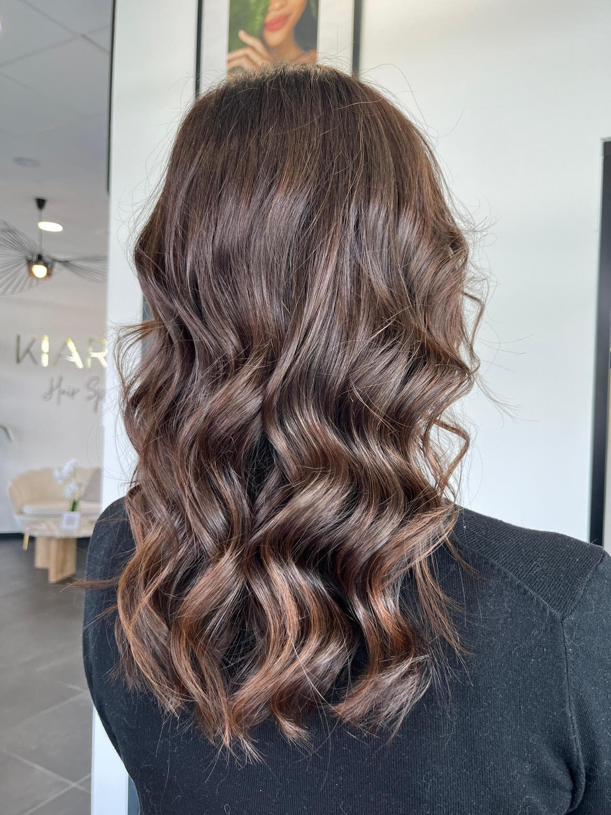Balayage signature Kiara sur cheveux brune, avant et après, Après
